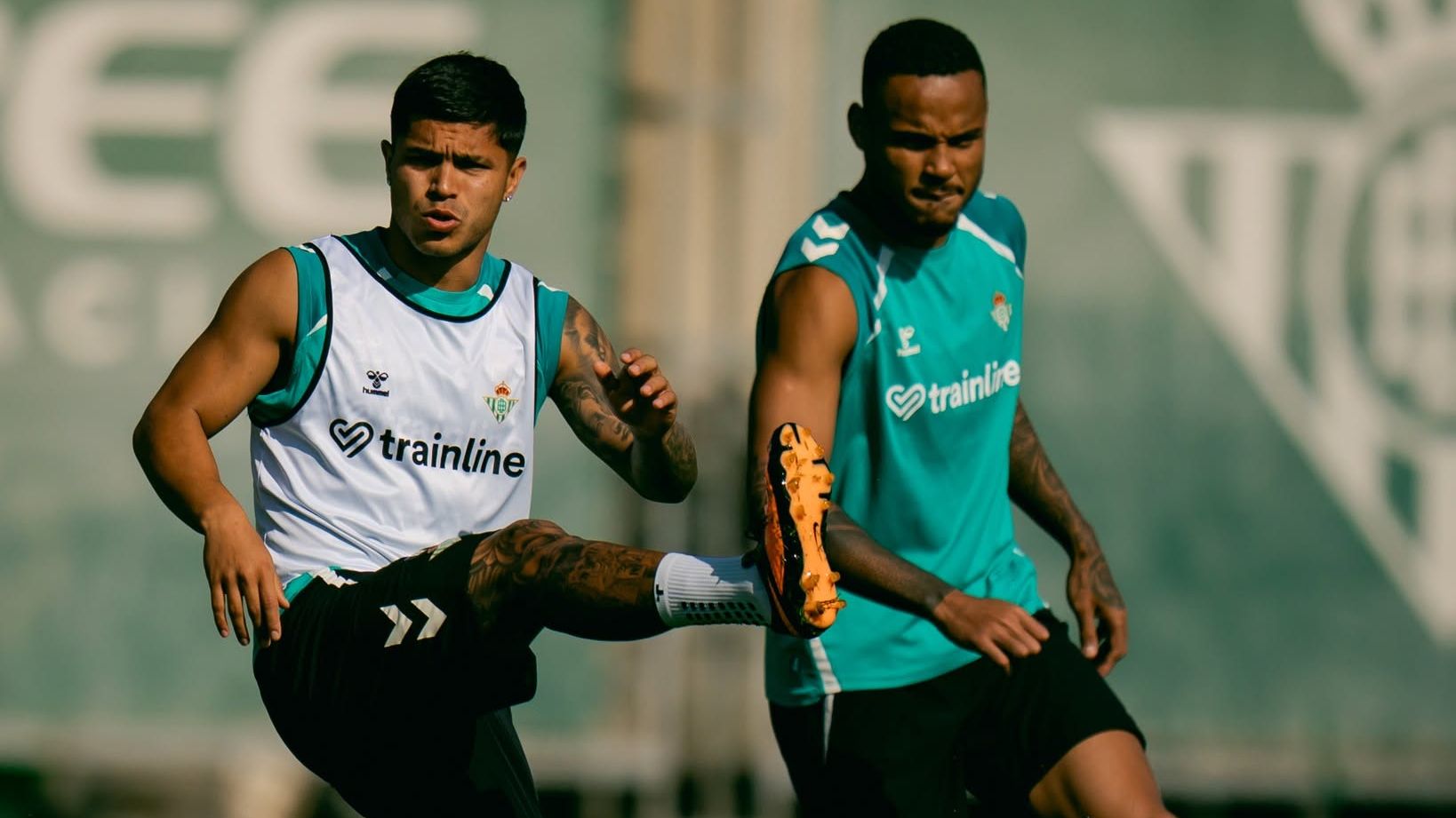 El Betis ensaya a puerta cerrada con el Cucho Hernández afinando puntería y sin los lesionados