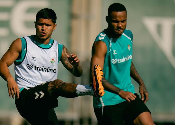 El Betis ensaya a puerta cerrada con el Cucho Hernández afinando puntería y sin los lesionados