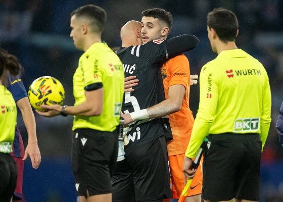 El infierno que vivió Joan García en el Espanyol-Barcelona y las reacciones de sus compañeros