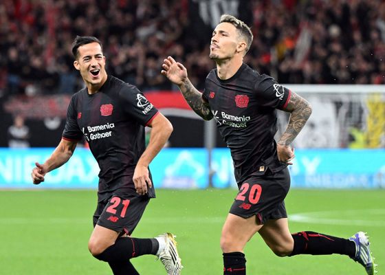 Grimaldo revive al Leverkusen en el debut de Hjulmand