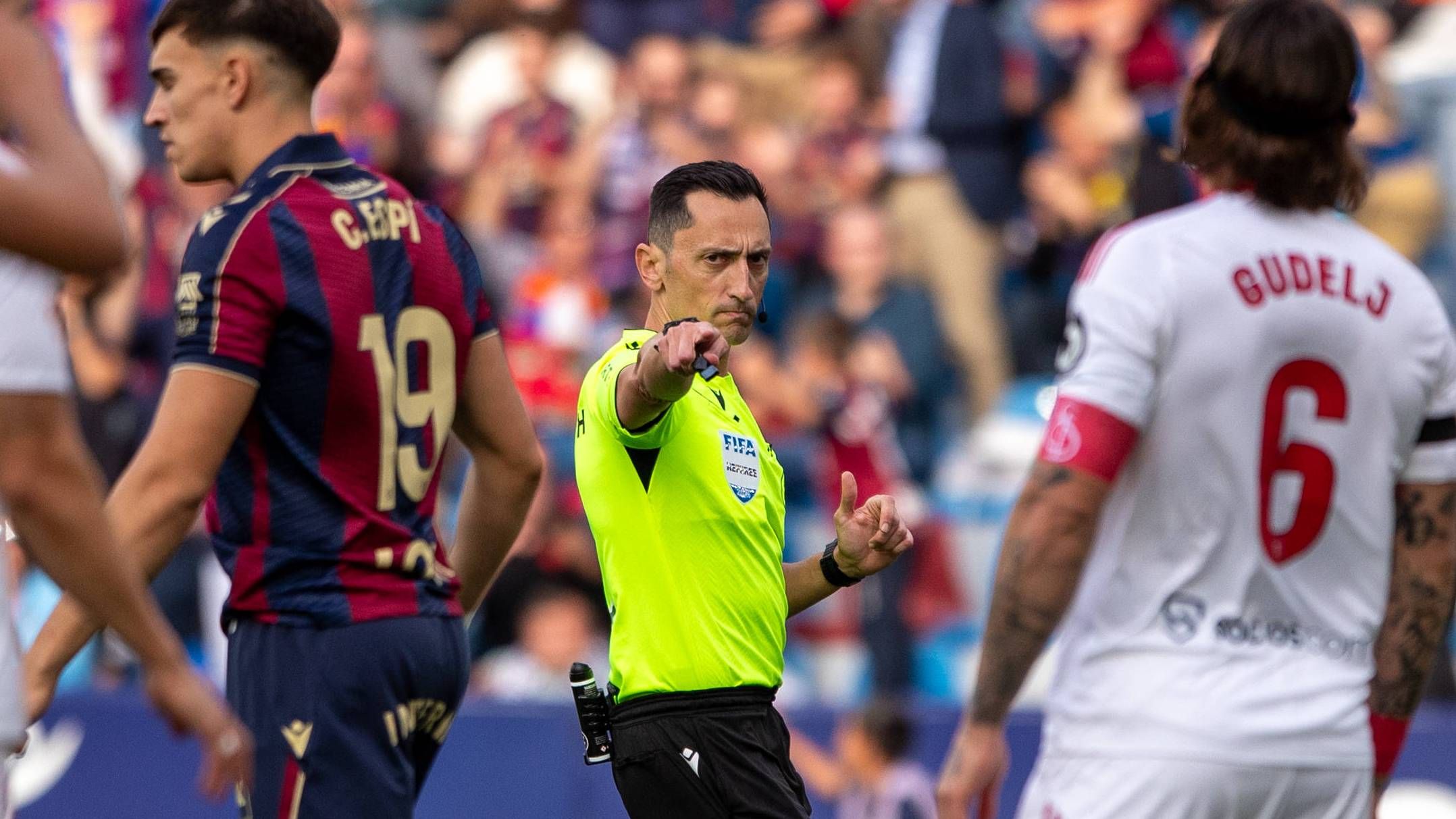 Polémica designación arbitral para el Sevilla - Real Madrid por los precedentes nervionenses y la denuncia a Florentino Pérez 