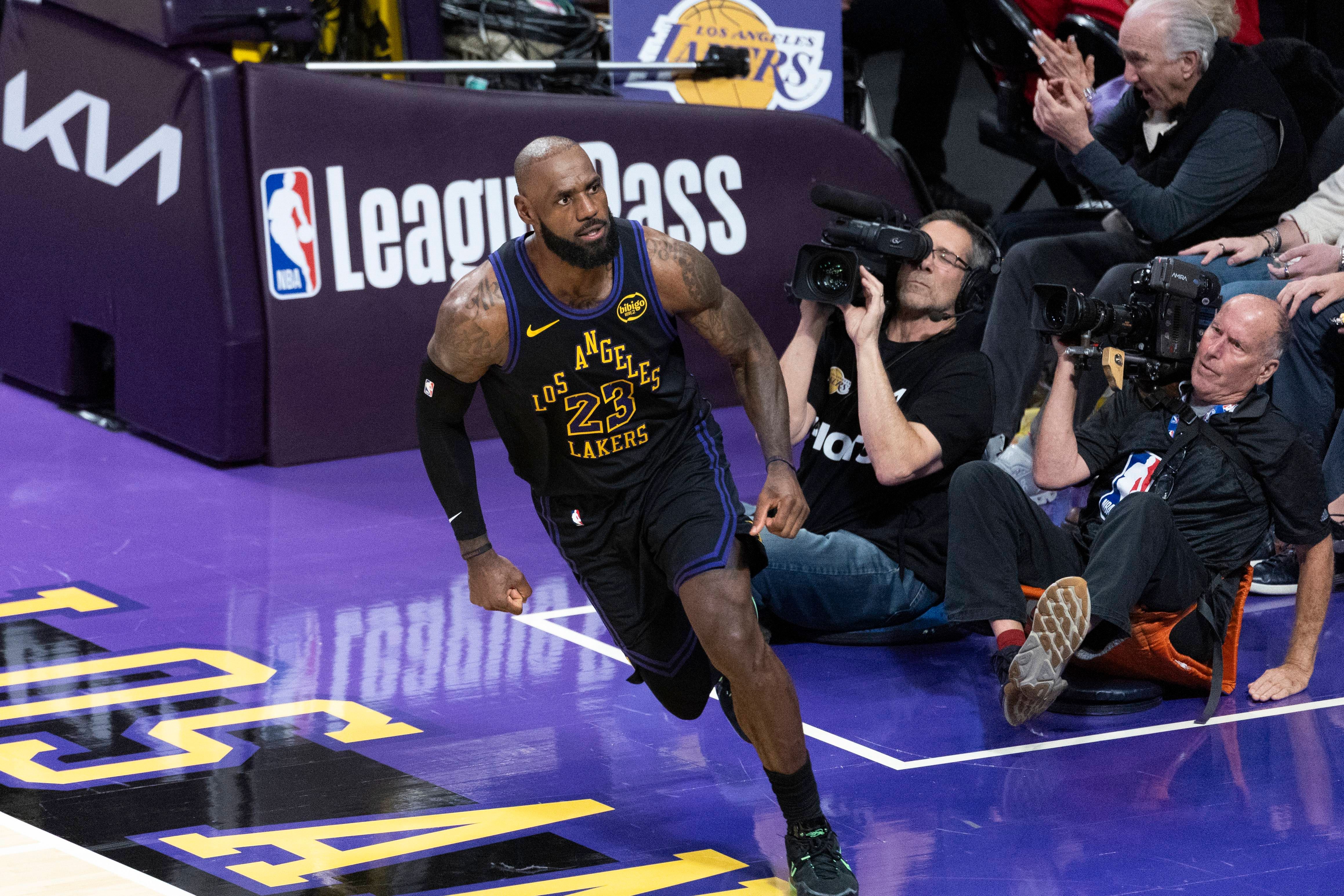 Los Lakers la lían y le dan el cumpleaños a LeBron