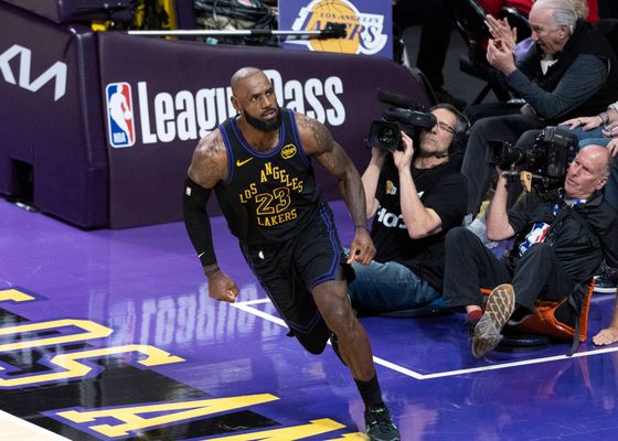 Los Lakers la lían y le dan el cumpleaños a LeBron