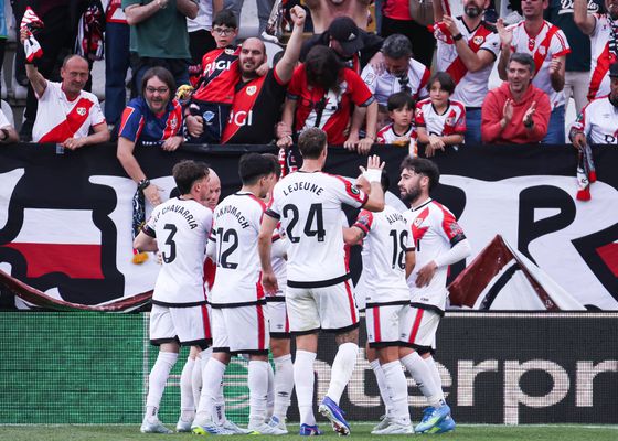 Rayo 3-0 AEK Atenas: fiesta total en Vallecas con un Rayo que pone pie y medio en las semifinales de Conference