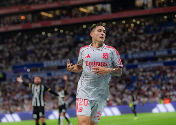 Martin Satriano, delantero del Olympique de Lyon, una opción en la agenda de Levante, Girona y Elche