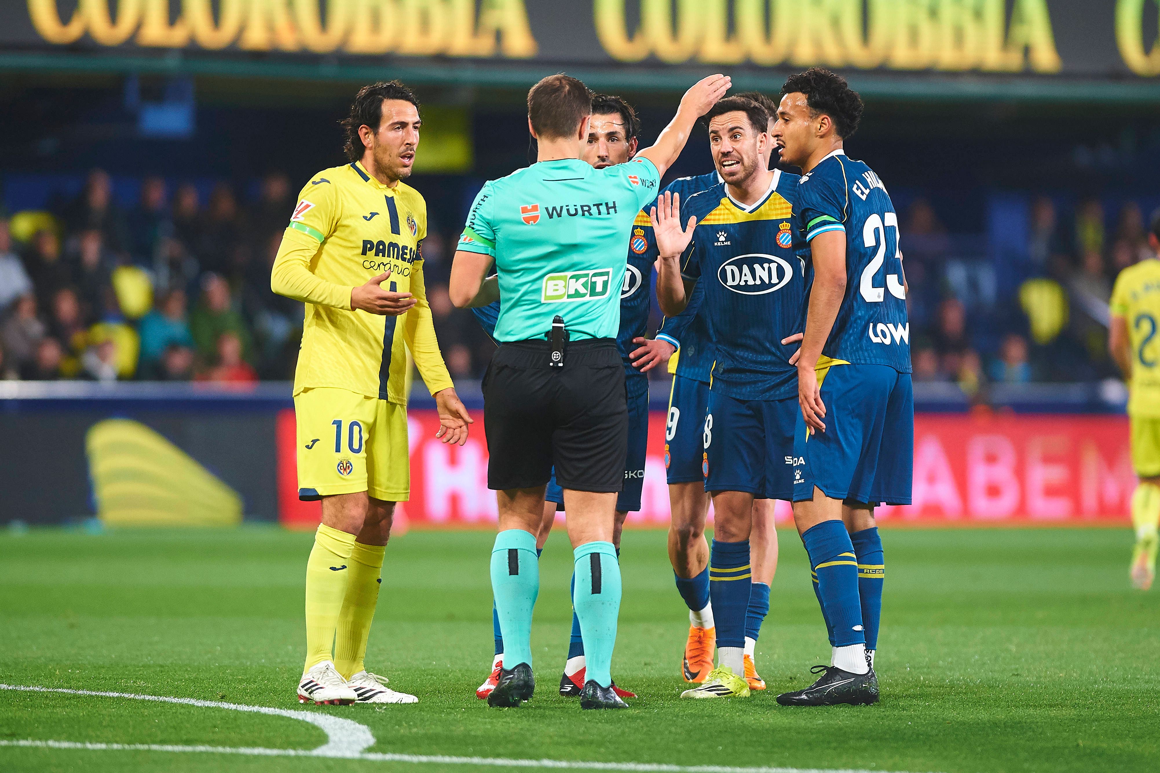 El Espanyol apuesta por la autocrítica tras la derrota ante el Villarreal pero no olvidan la actuación arbitral