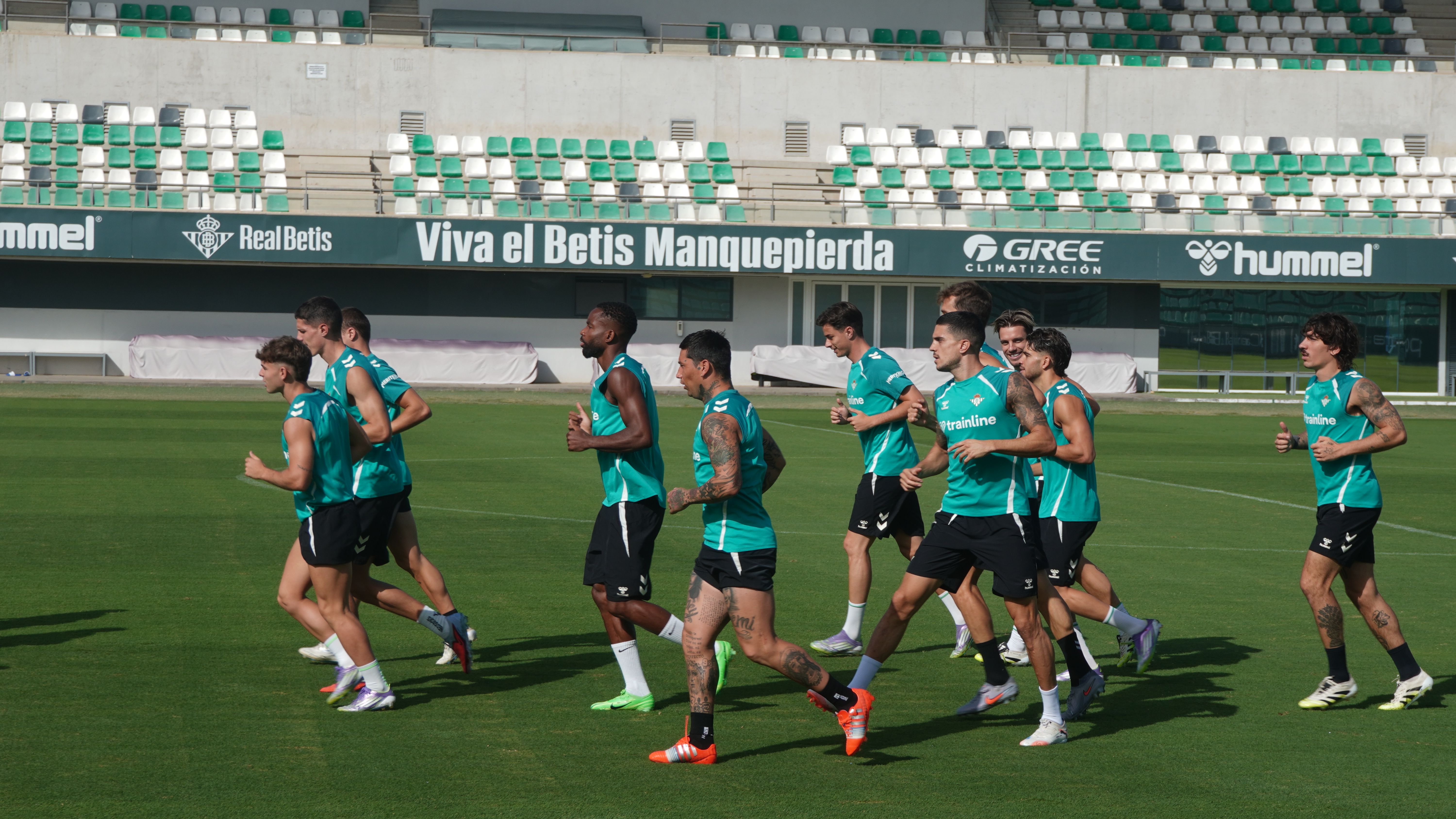 Marc Bartra se une al grupo en la previa del duelo ante la Real Sociedad