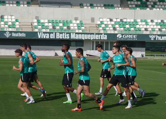 Marc Bartra se une al grupo en la previa del duelo ante la Real Sociedad