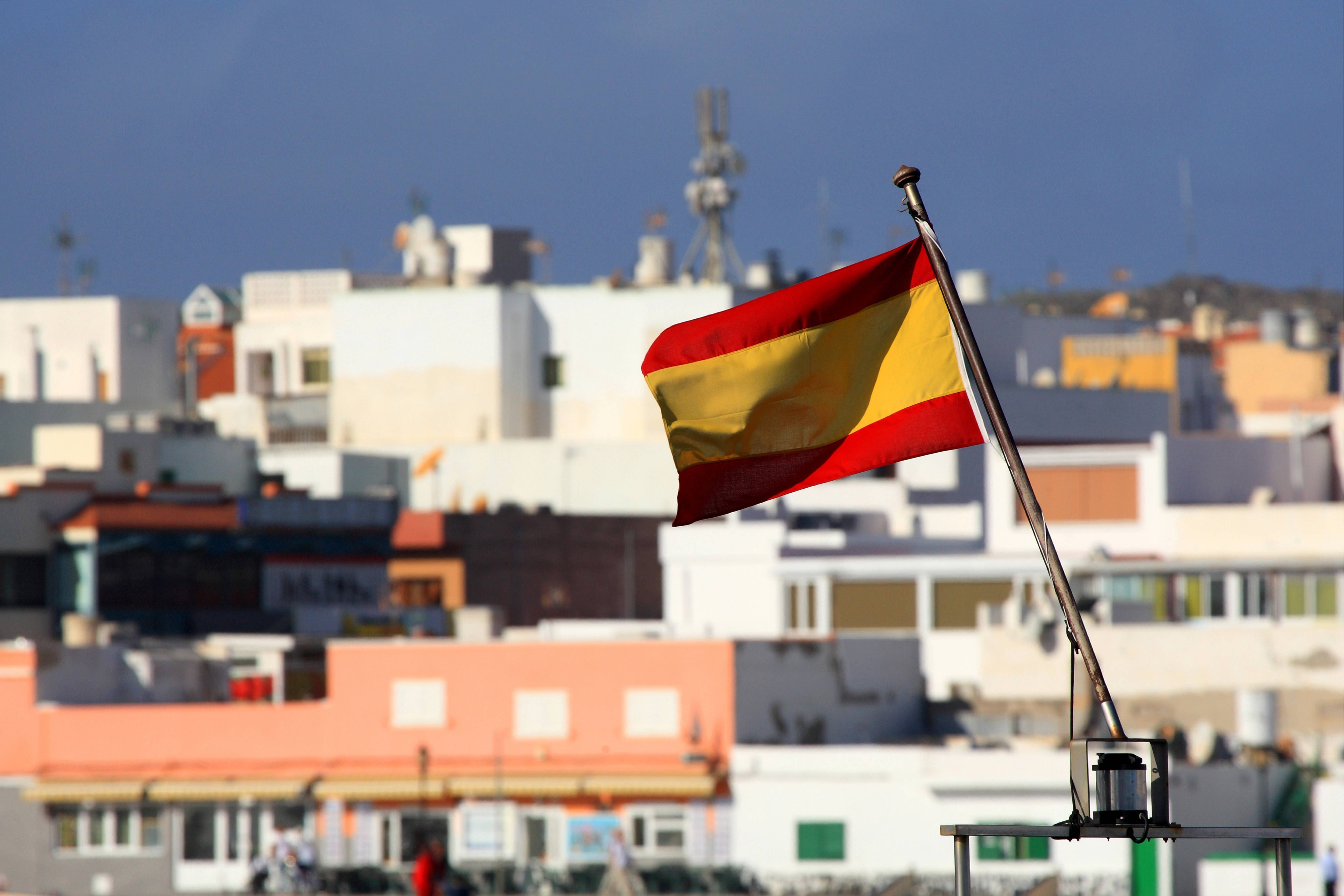 Colgar la bandera de España en el balcón puede costarte hasta 600 euros de multa