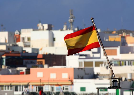 Colgar la bandera de España en el balcón puede costarte hasta 600 euros de multa