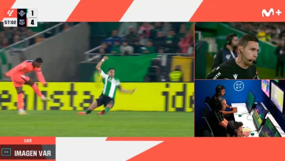 El audio del VAR y la rajada de Mateu Lahoz por el penalti del Betis - Barça: "Las vacas sagradas de los árbitros fastidian los partidos" 