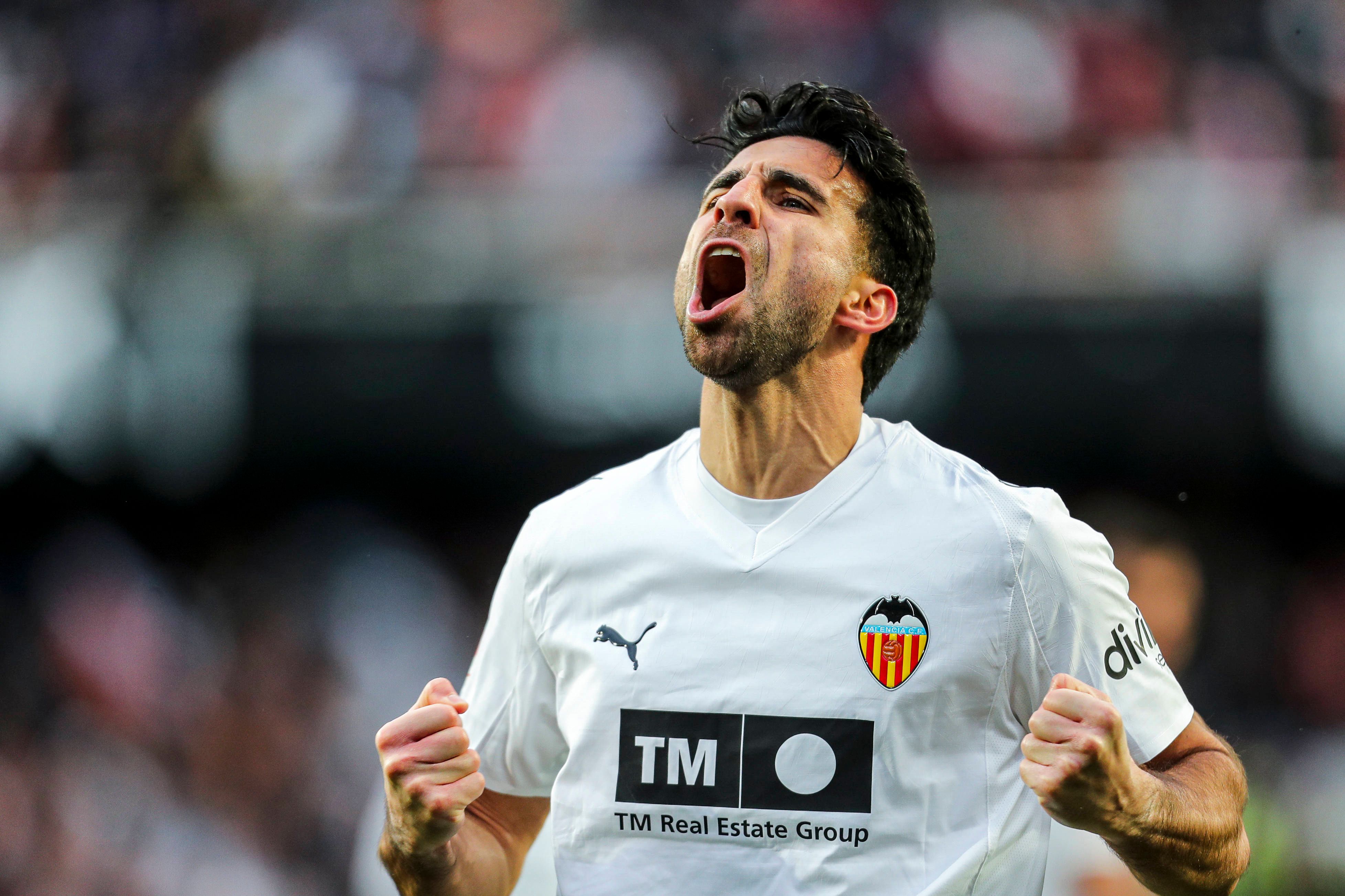 Cömert sigue sumando el interés de clubes por si queda libre en verano: el Valencia no ha decidido