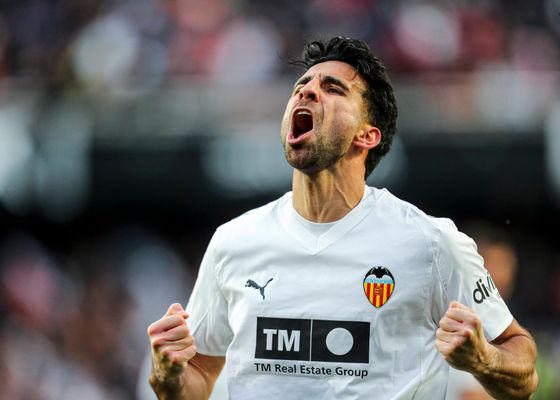 Cömert sigue sumando el interés de clubes por si queda libre en verano: el Valencia no ha decidido