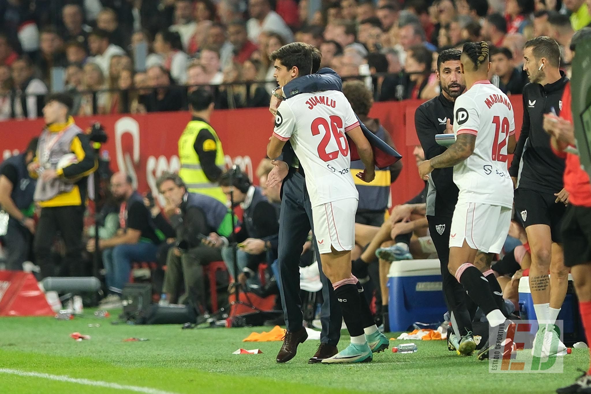 El vestuario del Sevilla va a muerte con Diego Alonso