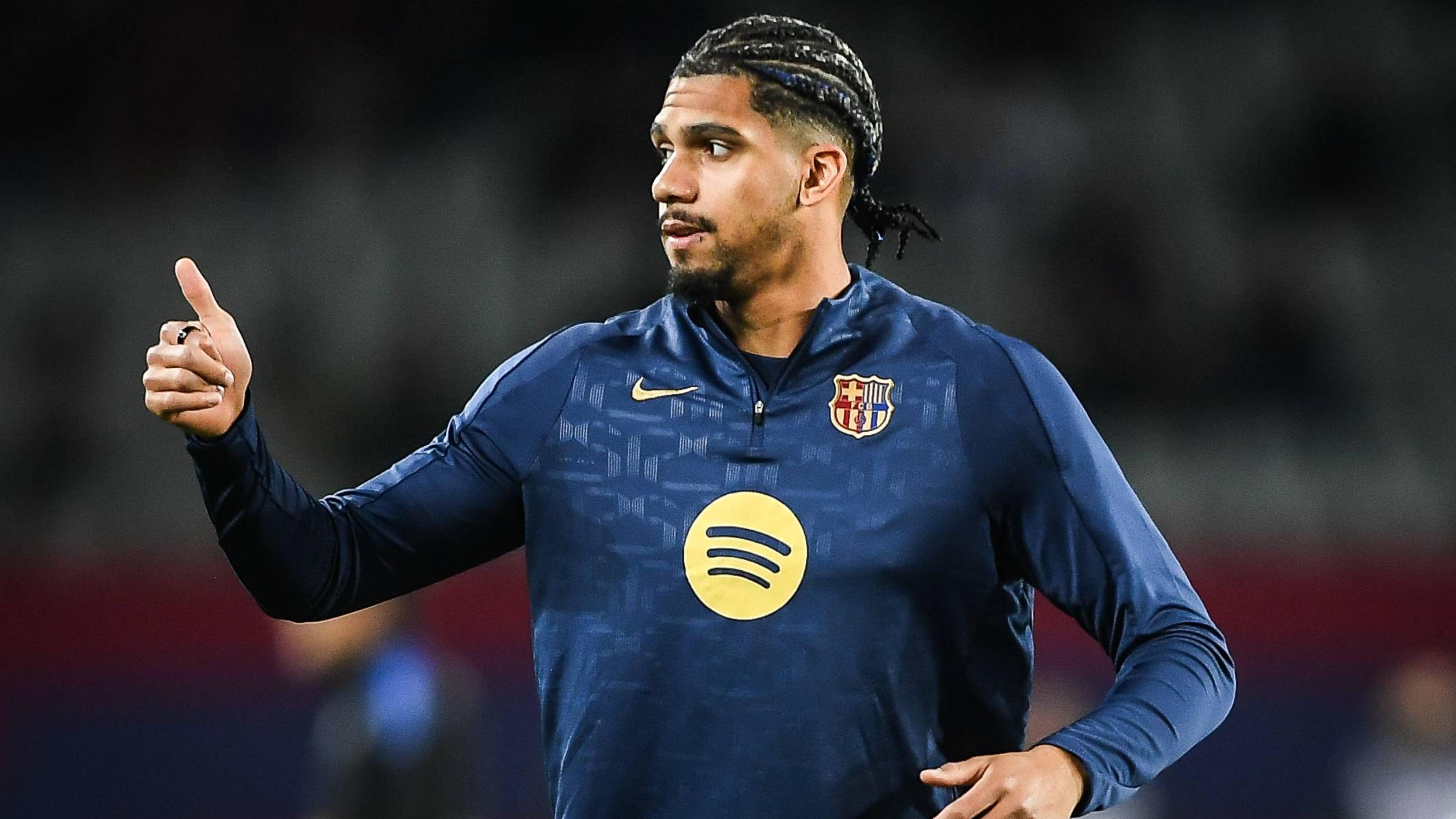 Ronald Araujo sale en defensa de los árbitros