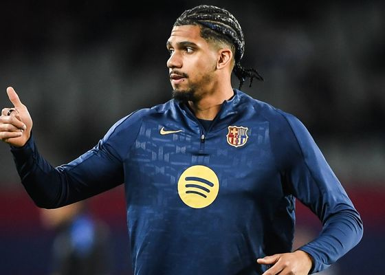 Ronald Araujo sale en defensa de los árbitros