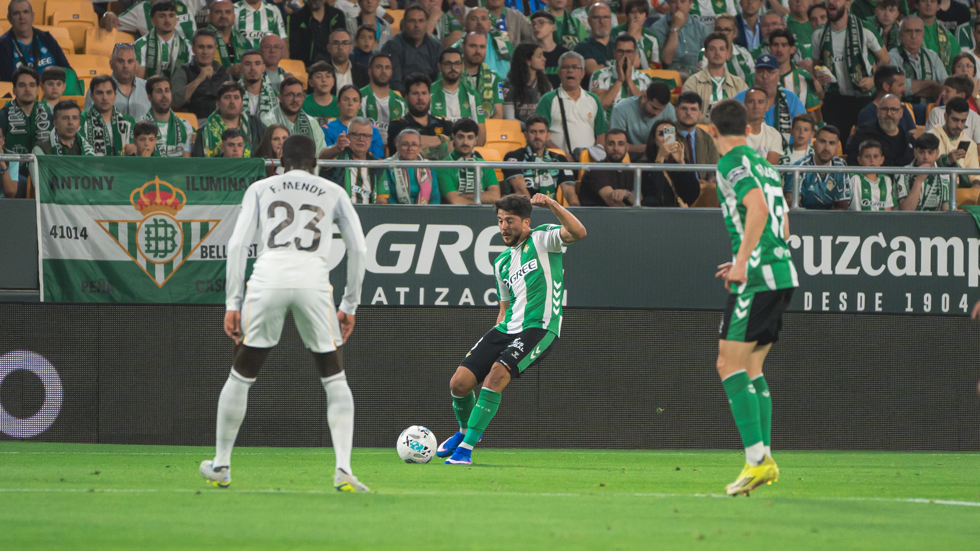 El análisis táctico del Betis - Madrid: Del 1-4-3-3 al 1-4-2-3-1 y vuelta a la anarquía por amor