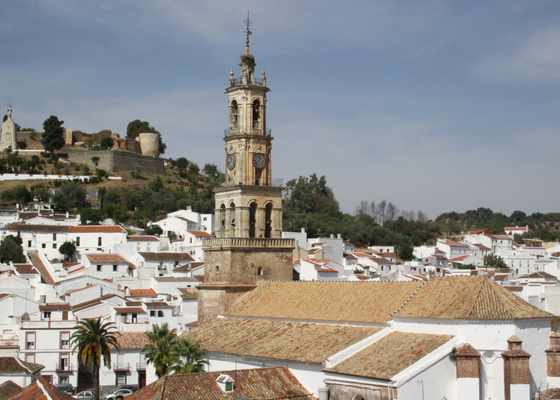Escapada perfecta: El pueblo blanco a una hora de Sevilla ideal para los amantes del senderismo