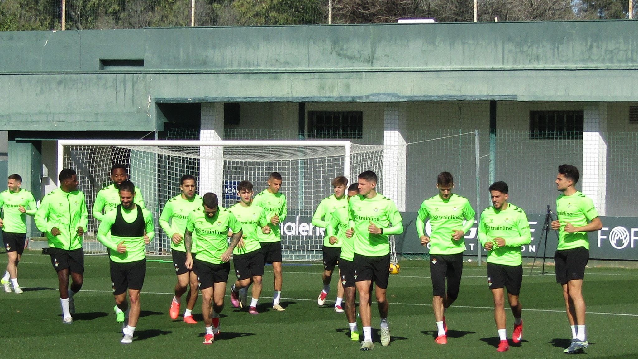 El Real Betis entrena con Vítor Roque y sin Abde antes de viajar a Getafe