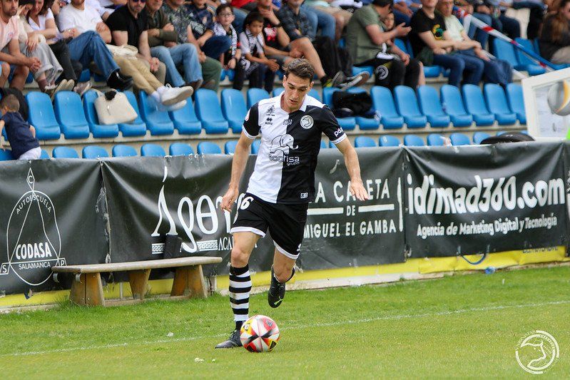 El Mirandés se suma a la puja por Javi Villar