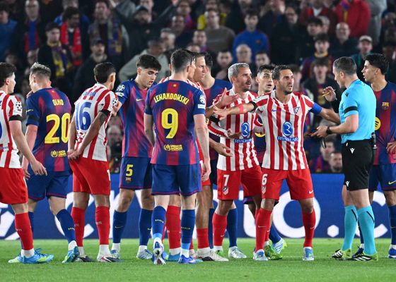 Polémica abierta tras el Barcelona - Atlético: la UEFA aparta al árbitro de la Champions