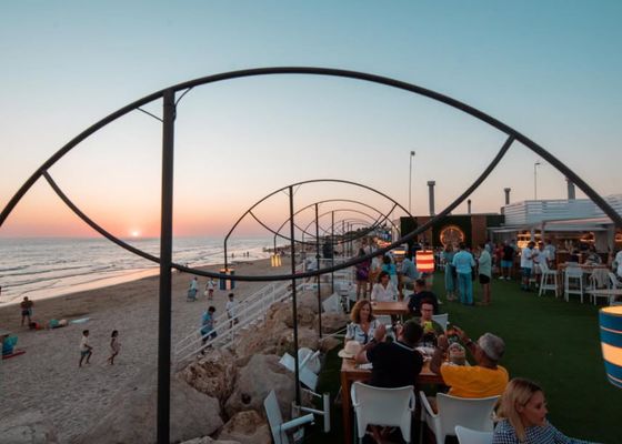 Ni El Palmar ni Los Caños de Meca, la playa de Cádiz que está de moda para el tardeo
