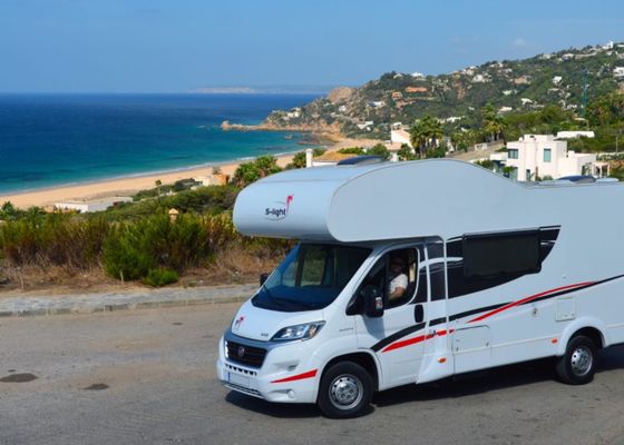 Playas de Andalucía donde dormir con caravana o camper: Precios y servicios 2025
