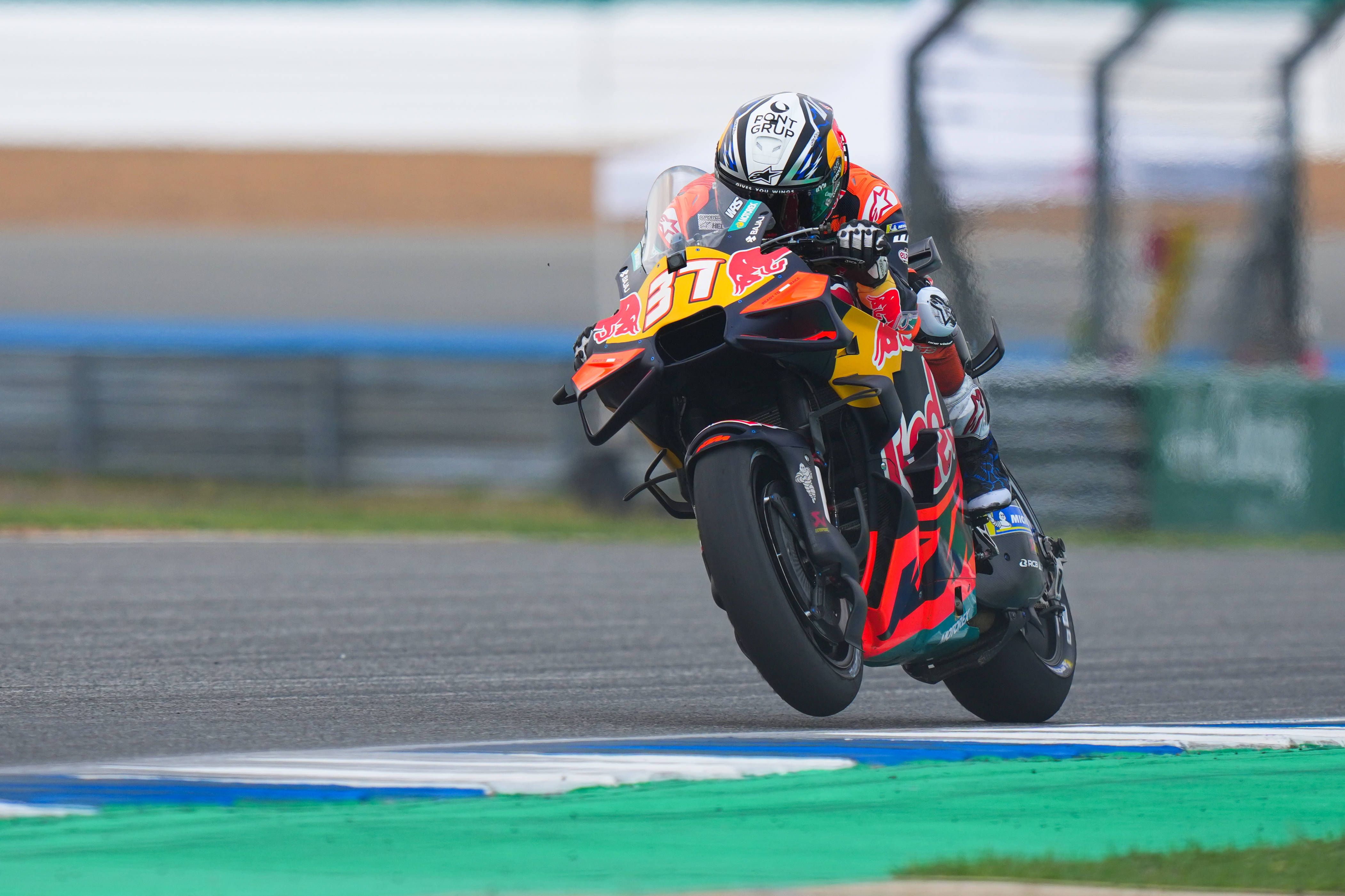 Pedro Acosta se lleva, con polémica, su primer gran duelo con Marc Márquez