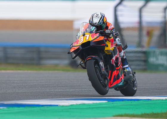 Pedro Acosta se lleva, con polémica, su primer gran duelo con Marc Márquez