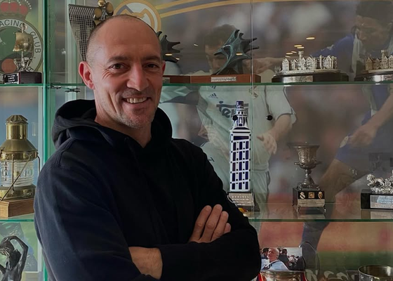 Pedro Munitis dirige su propia escuela mientras sigue al Racing de Santander