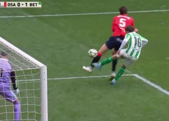 Los árbitros justifican "el penaltito" de Valentín Gómez a Herrando en el Osasuna - Betis: "El contacto es suficiente" 