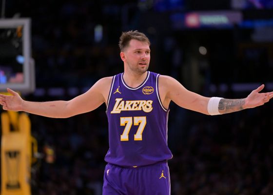 Los Lakers, a la calle, pese a Doncic y LeBron