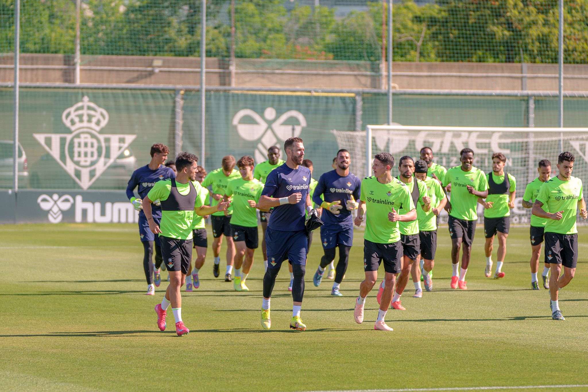 Sabaly entrena al margen en una sesión sin Johnny Cardoso