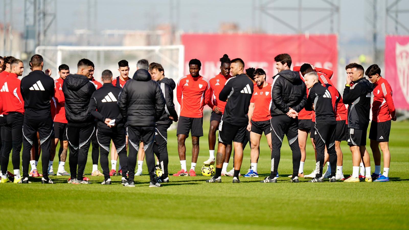 Silencio, se entrena: el Sevilla prepara El Gran Derbi con buenas noticias en la intimidad de su búnker