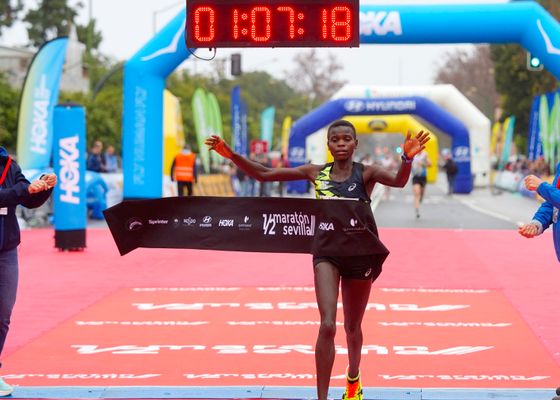 Rebecca Chelangat pulveriza el récord femenino del Medio Maratón de Sevilla y Vinicent Nyamongo baja de la hora