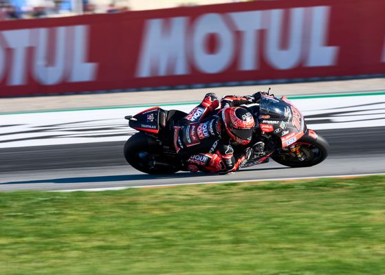 Manu González reina en el caos de Moto2