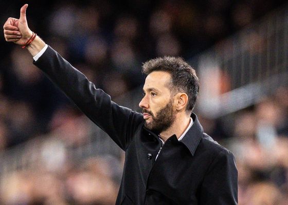 La crispación en el Valencia va a más: piden la renuncia de Carlos Corberán y los jugadores salen escoltados de Mestalla