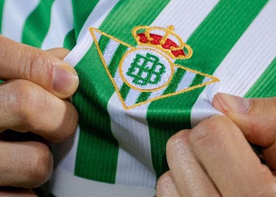 El Betis presenta su camiseta especial para la final de la Conference League