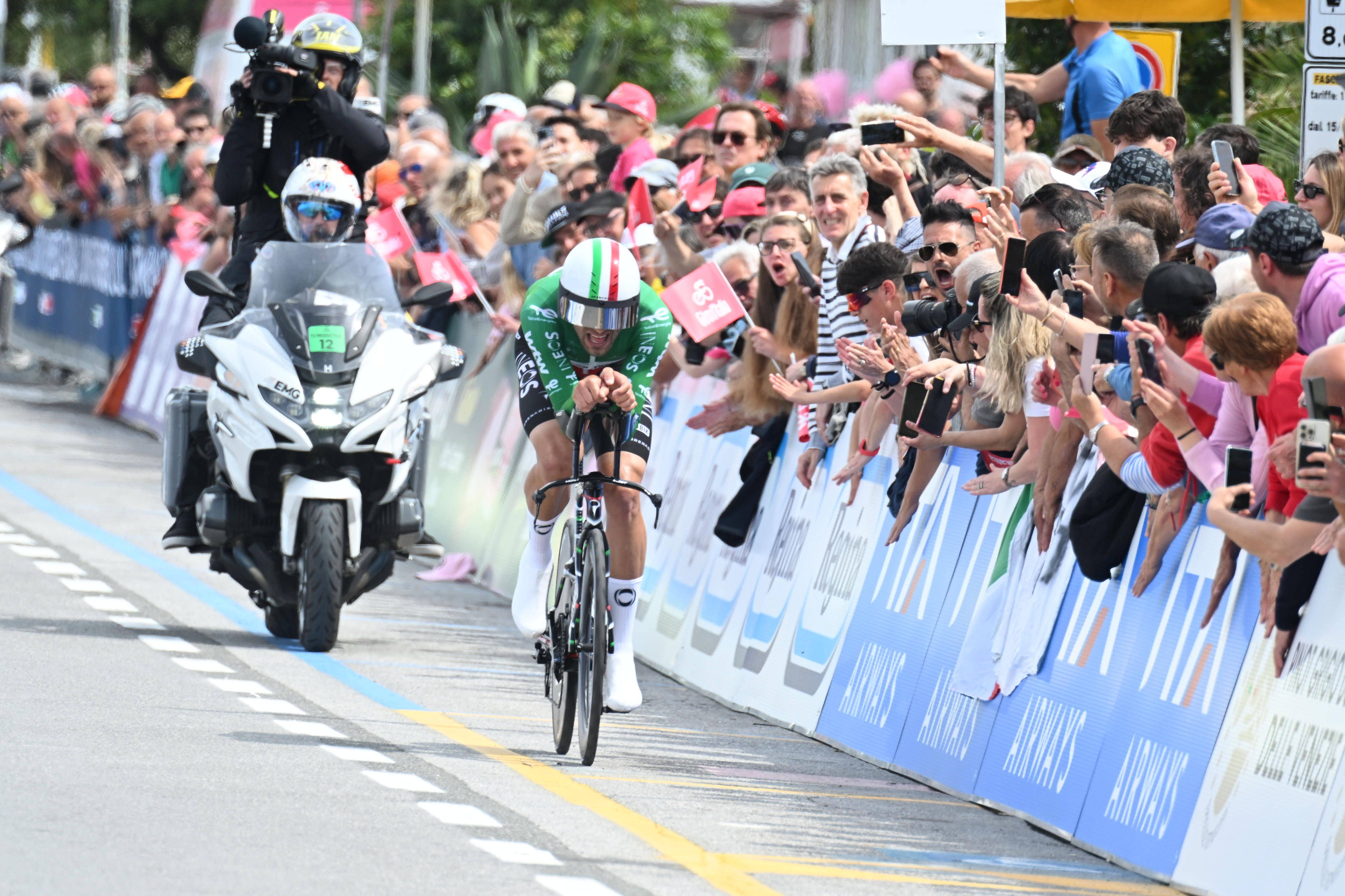 Un brutal Ganna cuaja la contrarreloj más rápida de la historia del Giro y Vingegaard se queda a medias