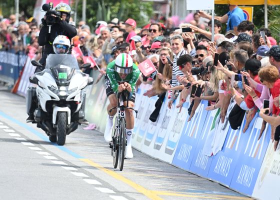 Un brutal Ganna cuaja la contrarreloj más rápida de la historia del Giro y Vingegaard se queda a medias