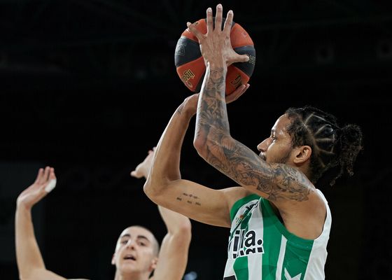Real Betis 67-83 C. Zaragoza: Se tira hasta las zapatillas, pero el aro lo escupe todo
