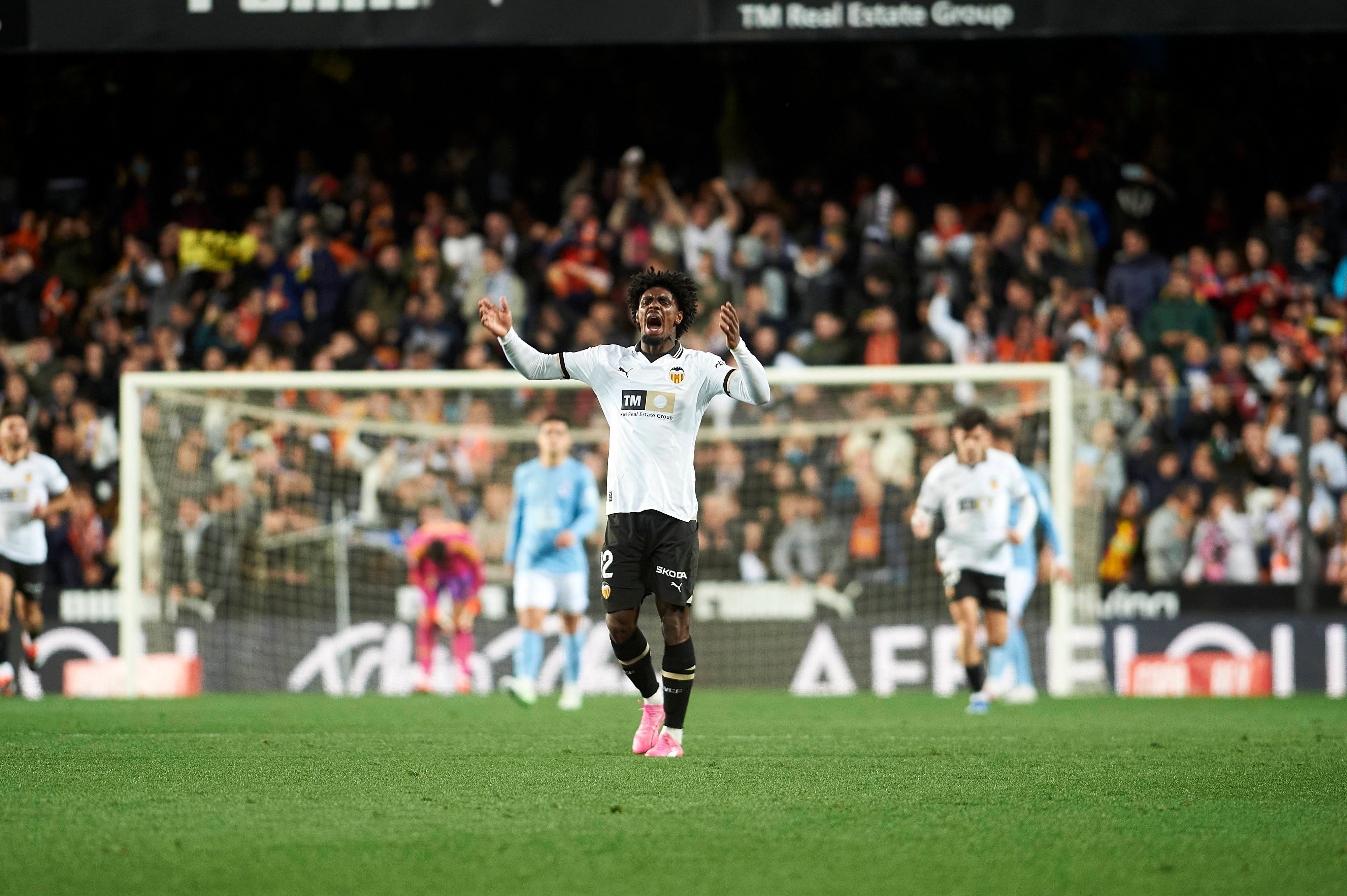 Varios jugadores del Valencia hacen que Peter Lim se frote las manos