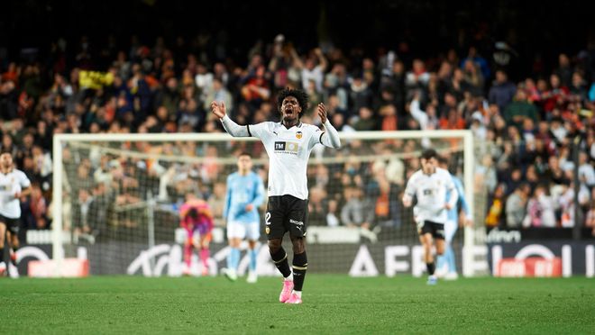 Varios jugadores del Valencia hacen que Peter Lim se frote las manos