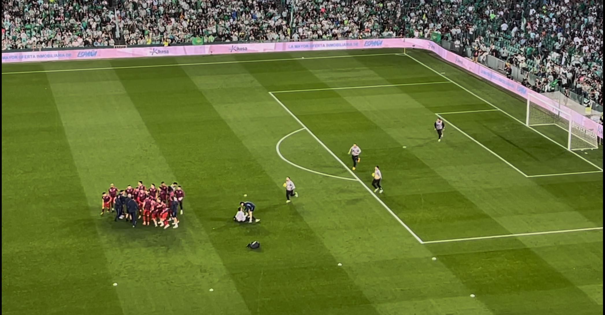 El incidente en la previa del derbi entre un utillero del Sevilla y un recogepelotas del Betis