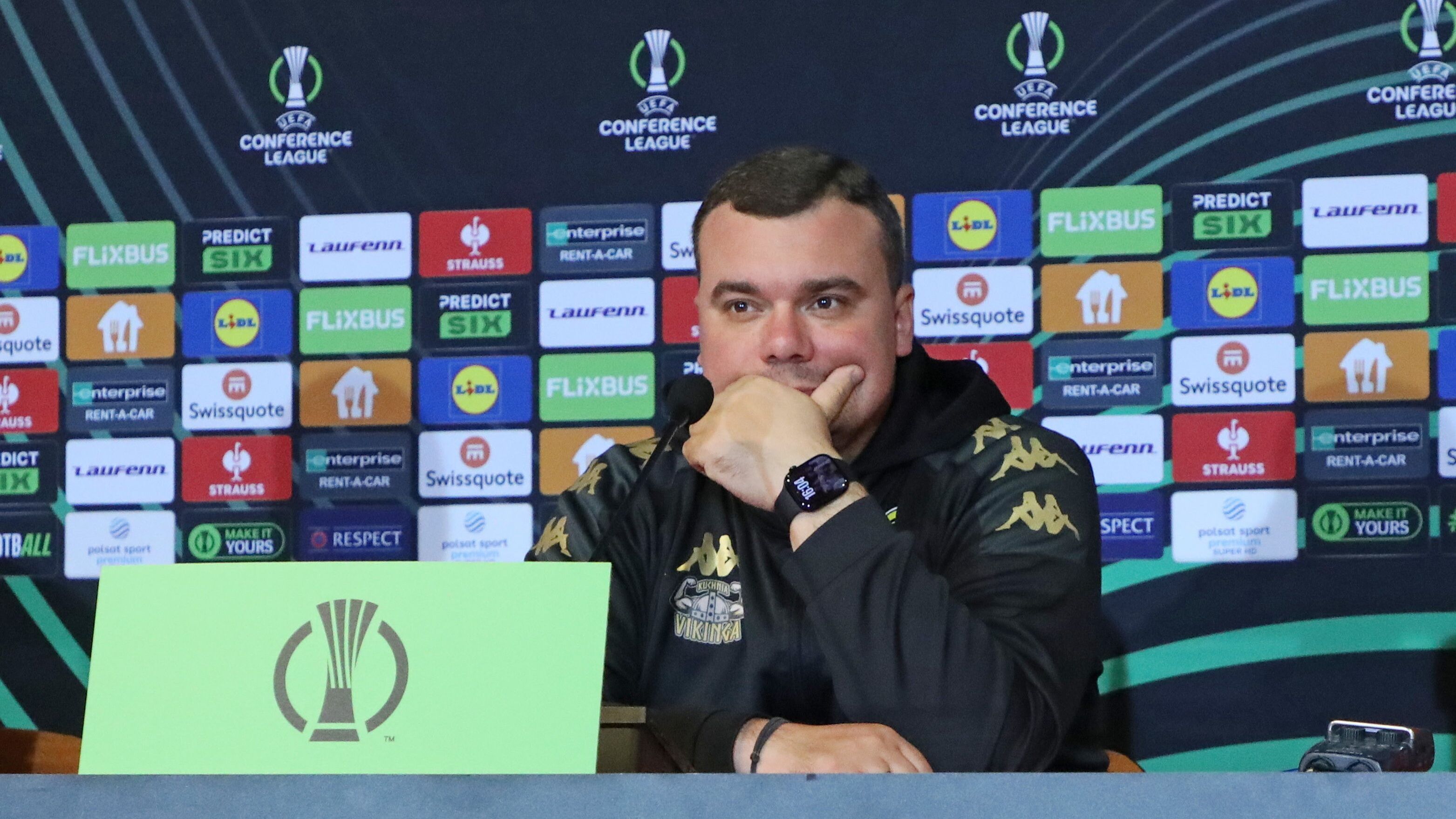 El técnico del Jagiellonia, con la mosca detrás de la oreja