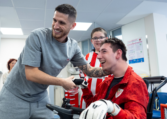 El lado más humano de los futbolistas del Athletic: "Fútbol Pasillo" con los niños del Hospital de Cruces