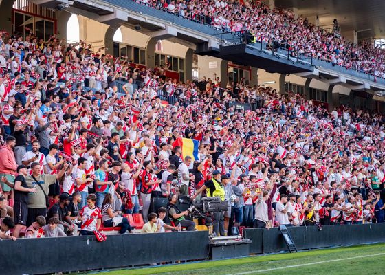 Vallecas se entrega a medias en Europa