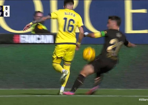 El pisotón de Iza a Baena en el área que 'se comió' el VAR e indigna en Villarreal