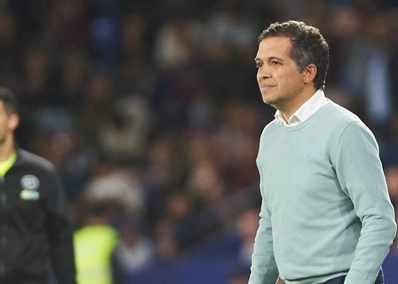 Luis Castro no se confía y manda un aviso al Levante: "Es importante llegar a la jornada 38 fuera, no ahora"