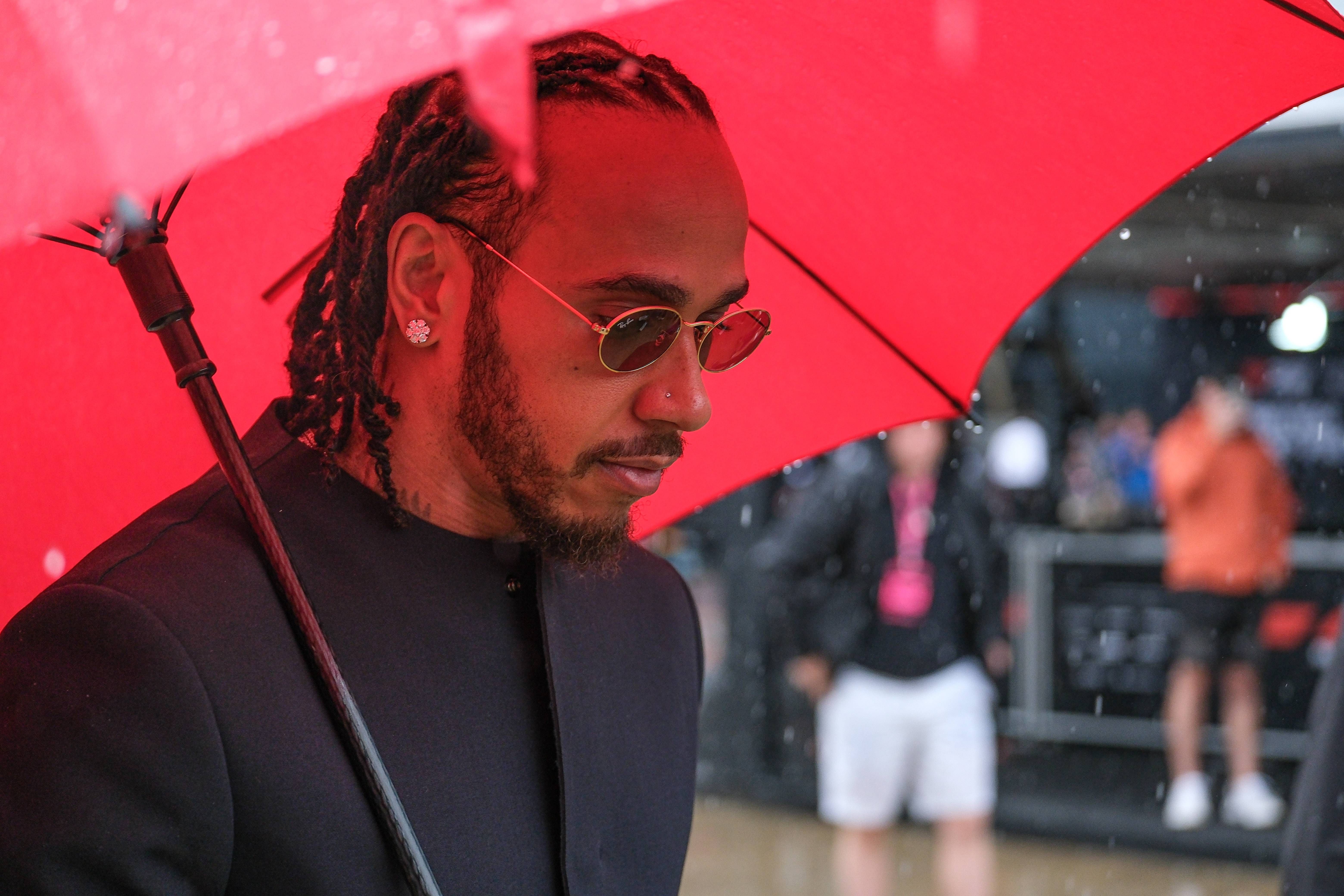 Lewis Hamilton da la cara por Ferrari, pero el equipo le busca sustituto